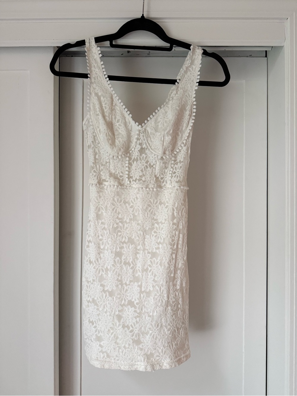 White Lace V-Neck Sleeveless Sheath Dress